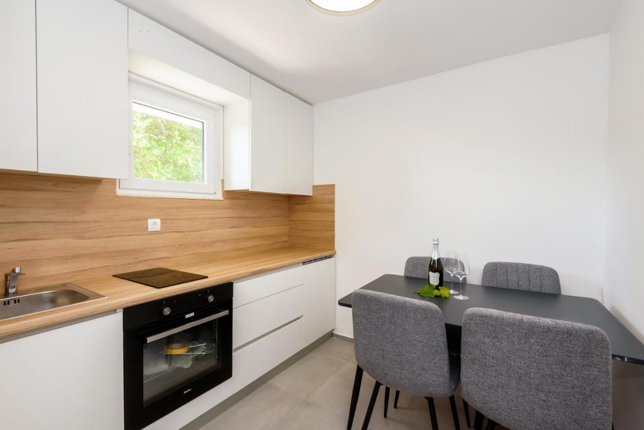 Family House Grey Duboka Exterior foto