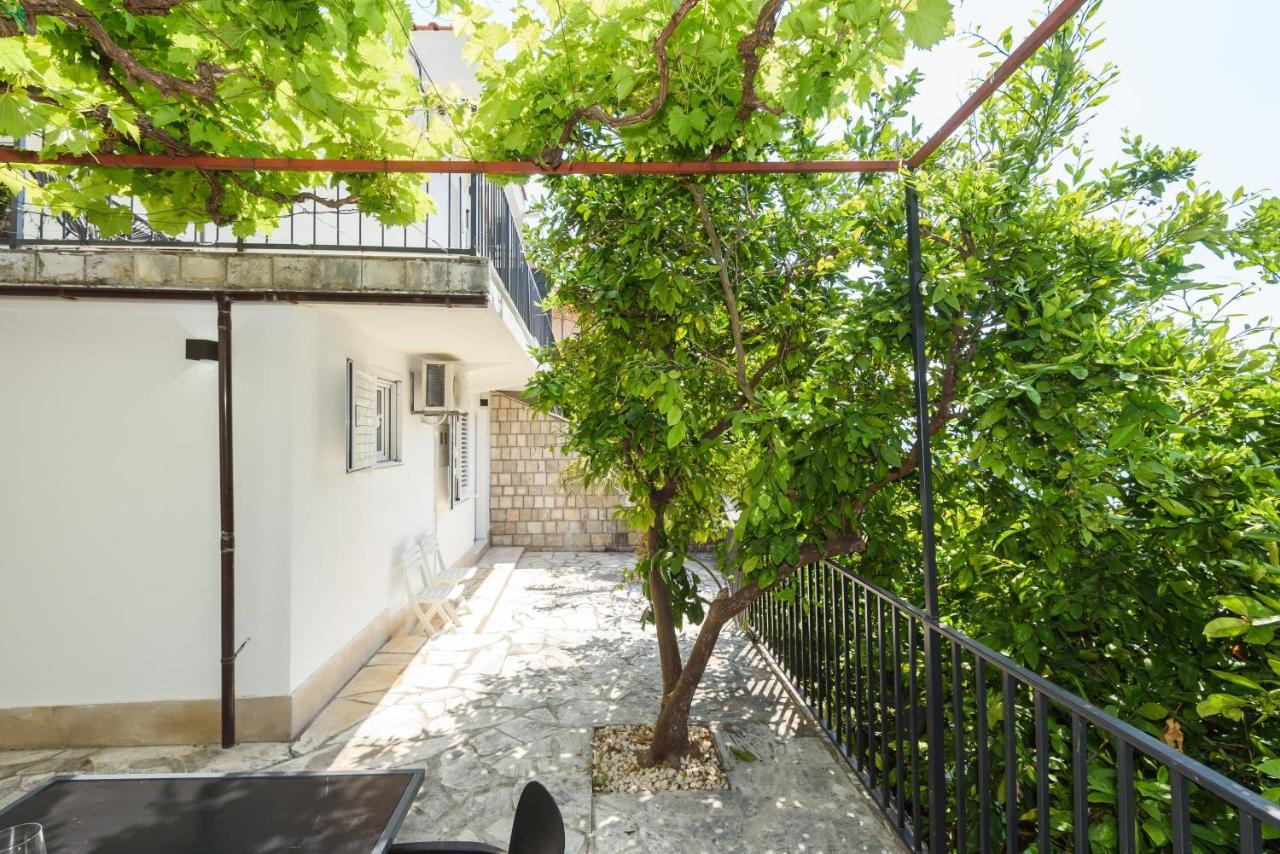 Family House Grey Duboka Exterior foto