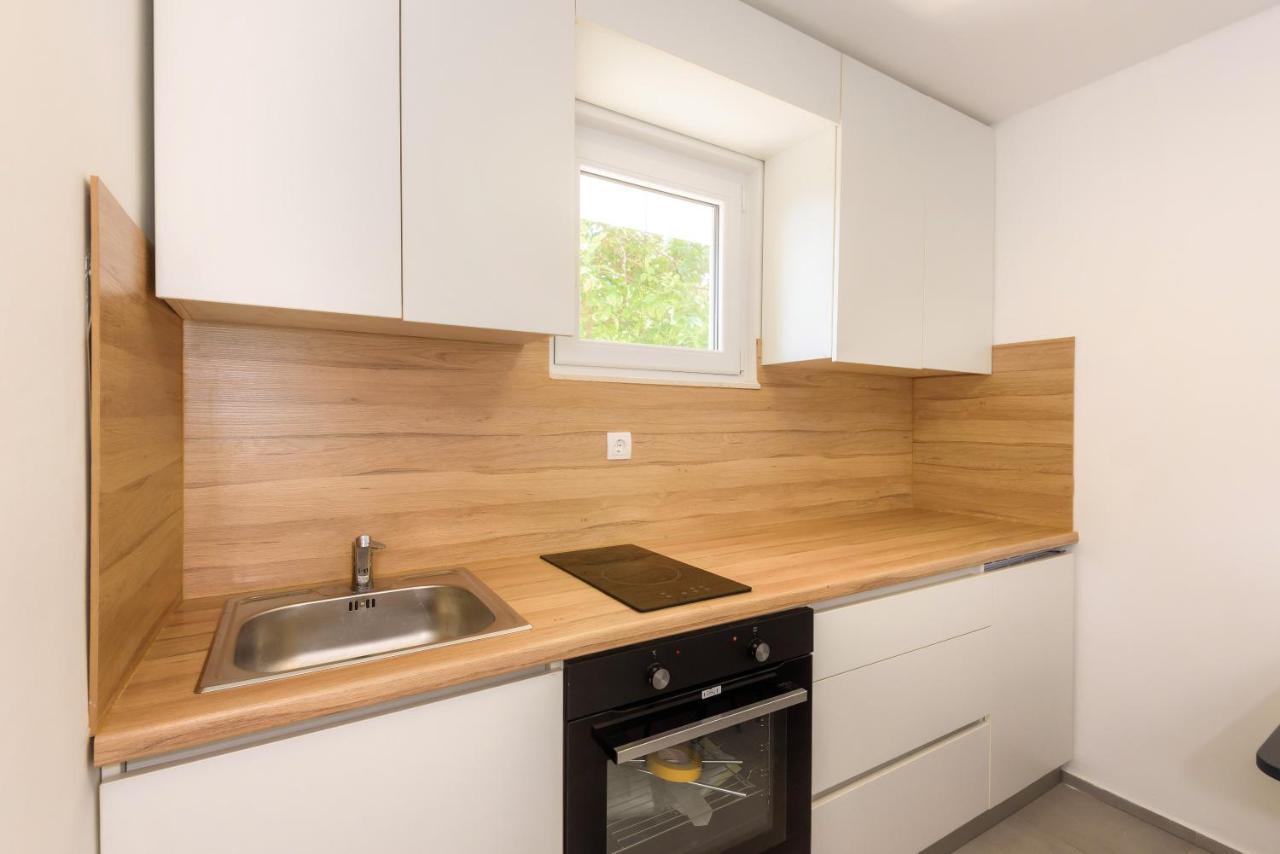 Family House Grey Duboka Exterior foto