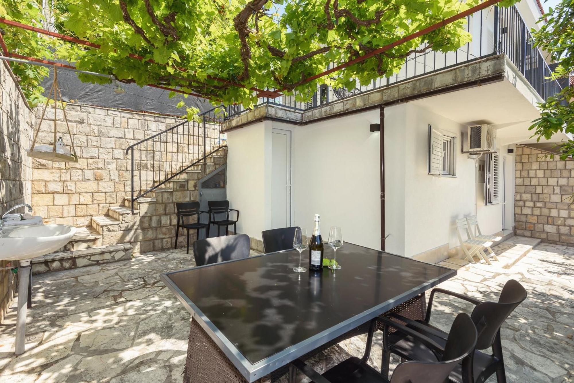 Family House Grey Duboka Exterior foto