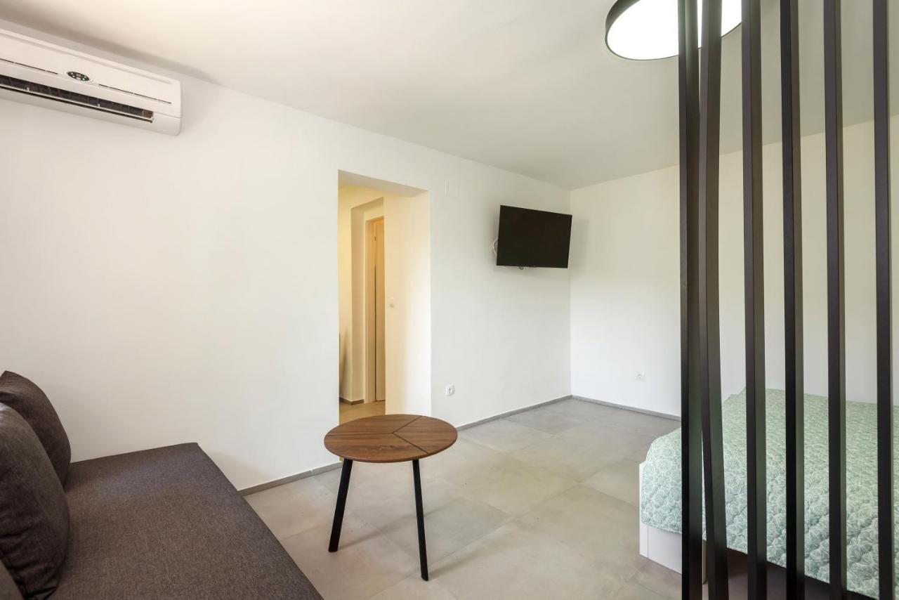 Family House Grey Duboka Exterior foto