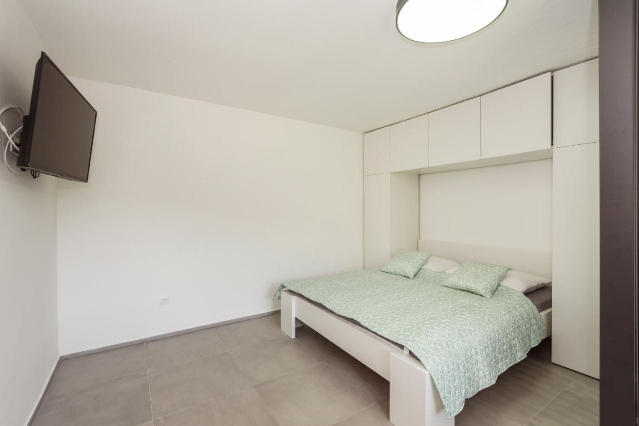 Family House Grey Duboka Exterior foto