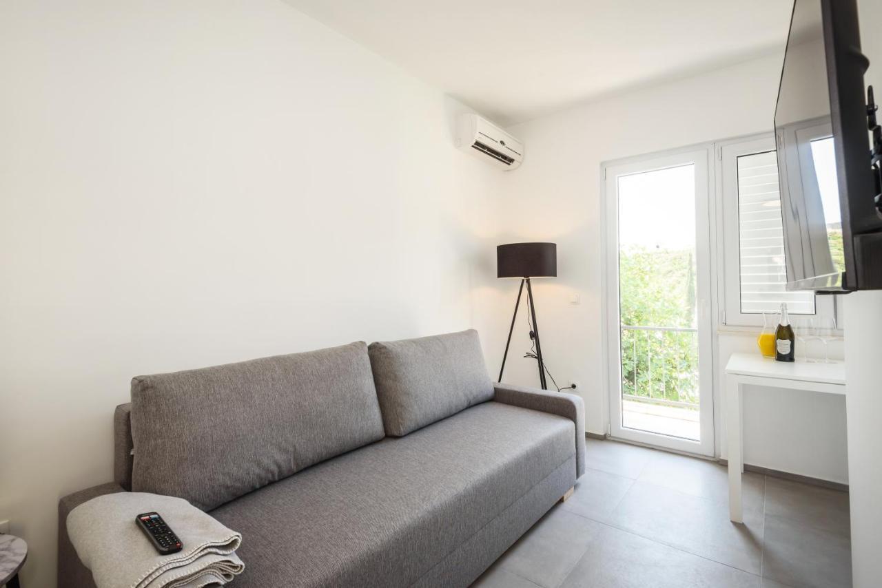 Family House Grey Duboka Exterior foto