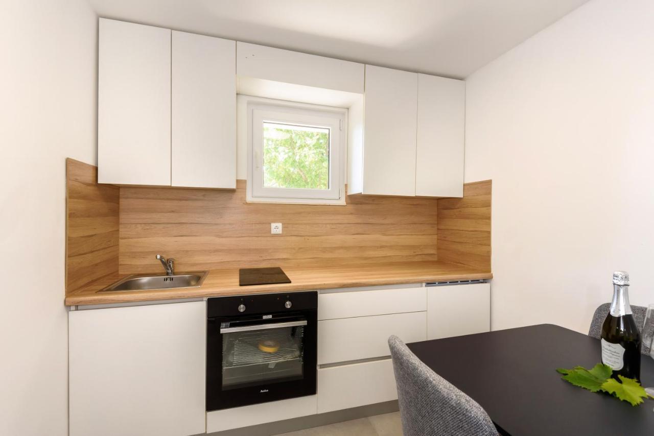 Family House Grey Duboka Exterior foto