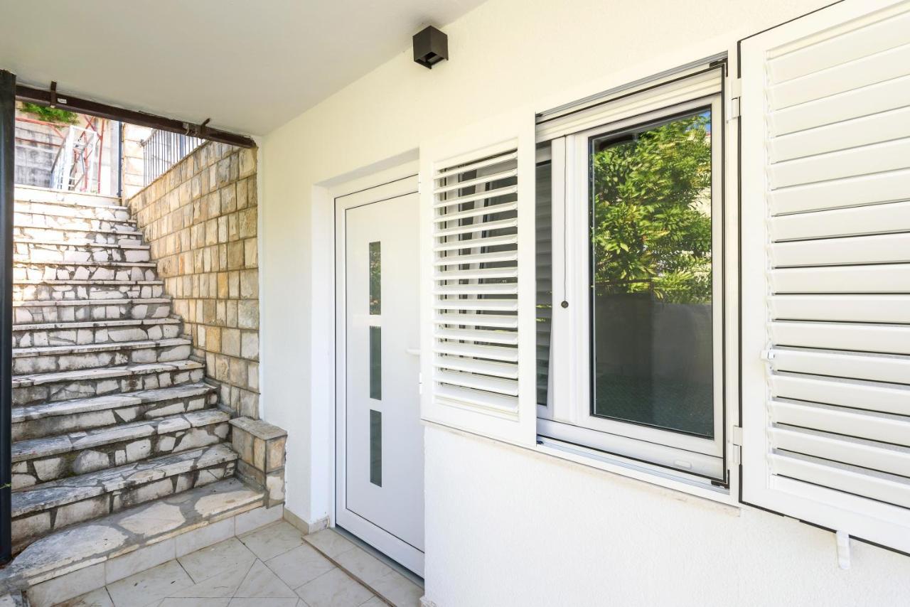 Family House Grey Duboka Exterior foto