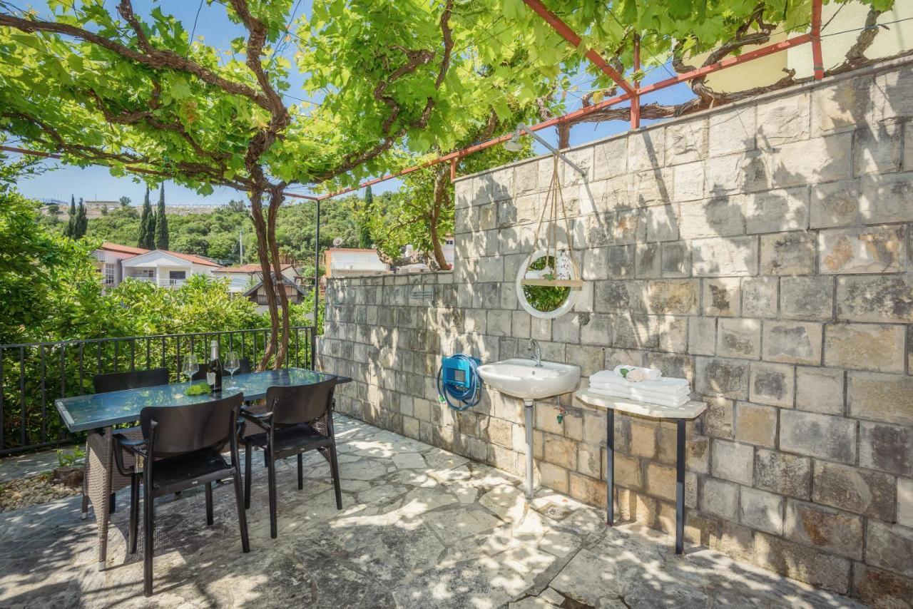 Family House Grey Duboka Exterior foto
