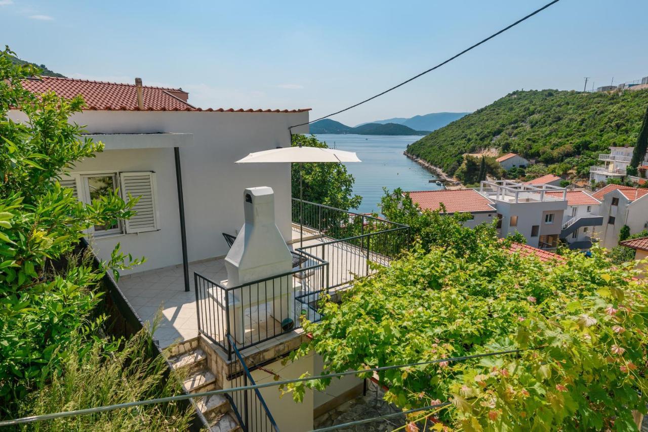 Family House Grey Duboka Exterior foto